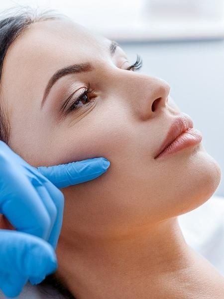 Implants des joues: Guide 2026