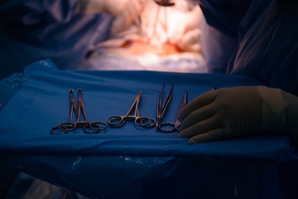 Chirurgie de circoncision réalisée dans des conditions stériles