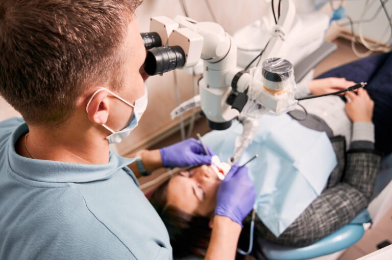 Procédure de traitement endodontique réalisée avec précision