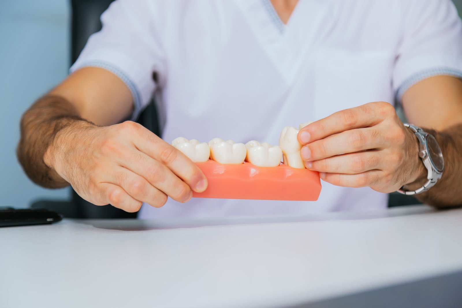 Résultats naturels avec un traitement de bridge dentaire à Cayra Clinic