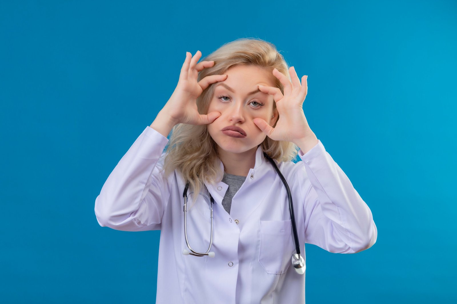 Traitement de la ptose pour relever les paupières et améliorer le regard