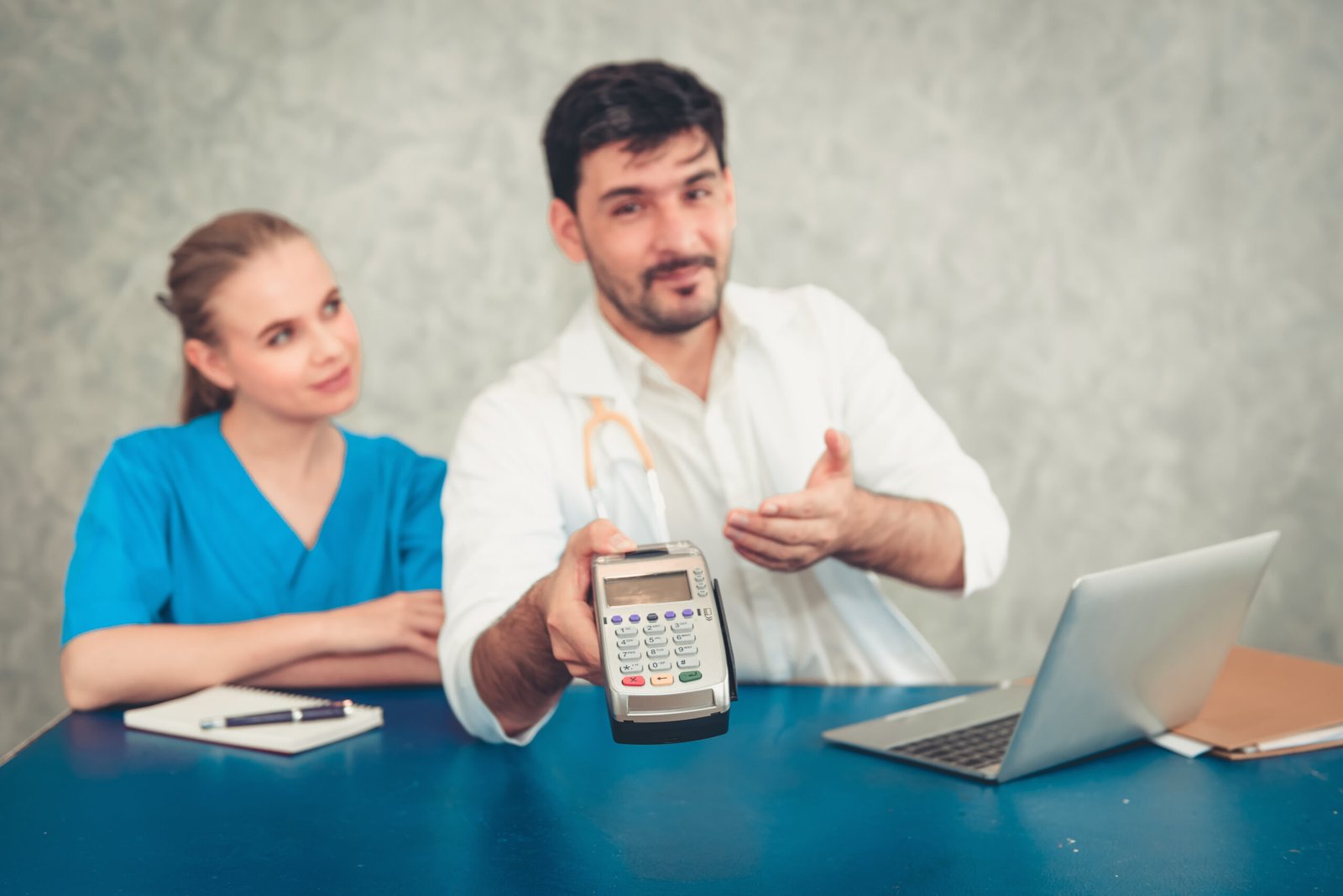 Comment comparer les prix des cliniques à Cayra Clinics