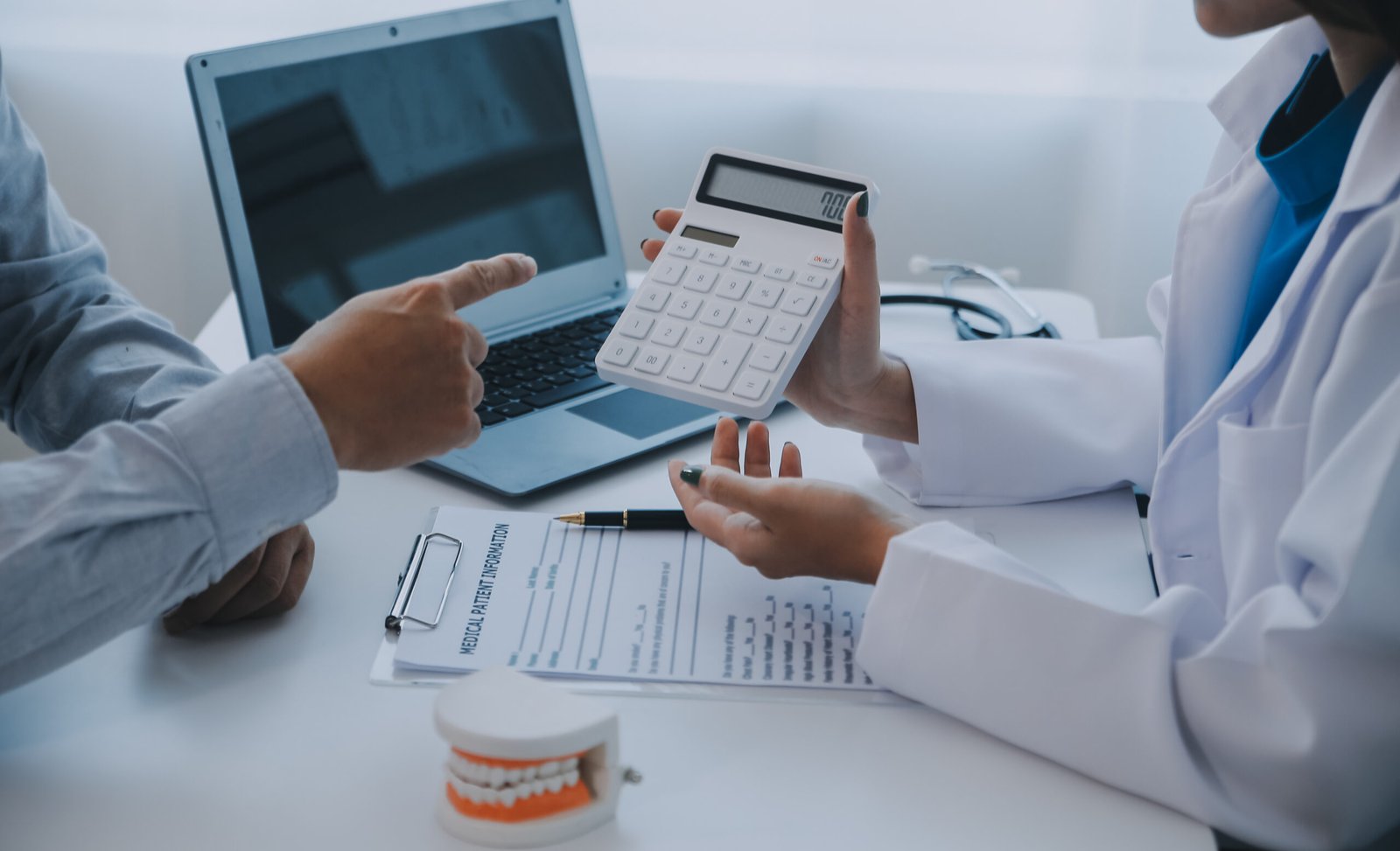 Comment comparer les prix des traitements à Cayra Clinics