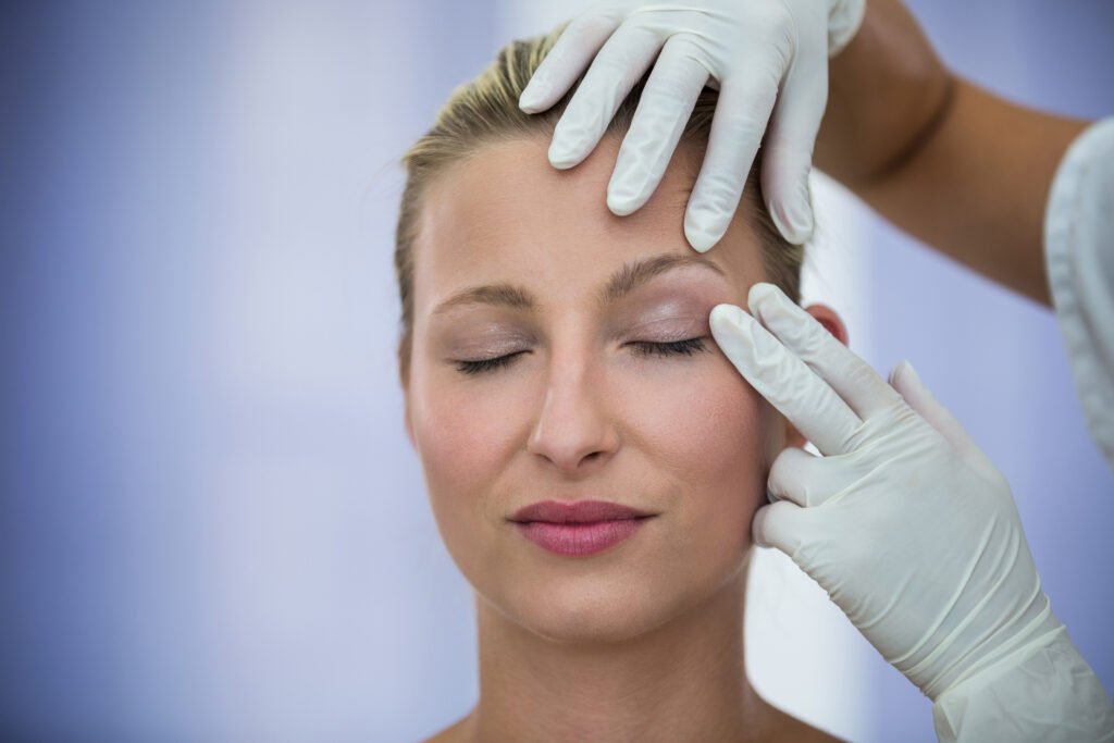 Chirurgie des paupières supérieures et inférieures pour rajeunir le regard