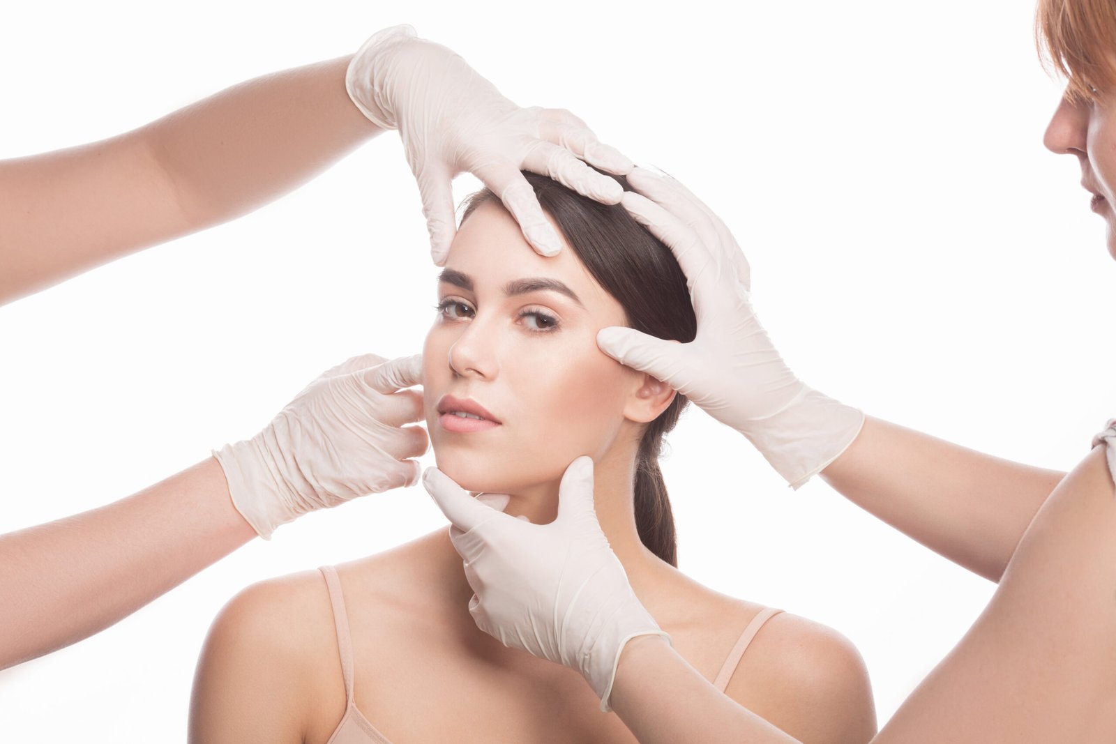 Examen de contrôle et soins post-opératoires par le chirurgien facial