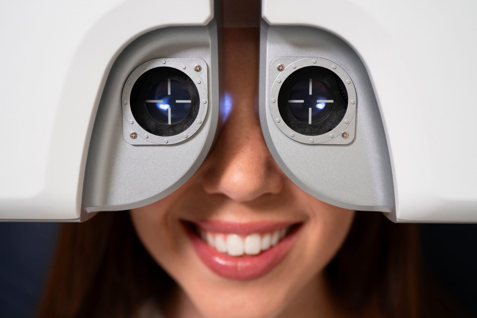 Ophtalmologue réalisant une opération des yeux avec équipement laser de pointe