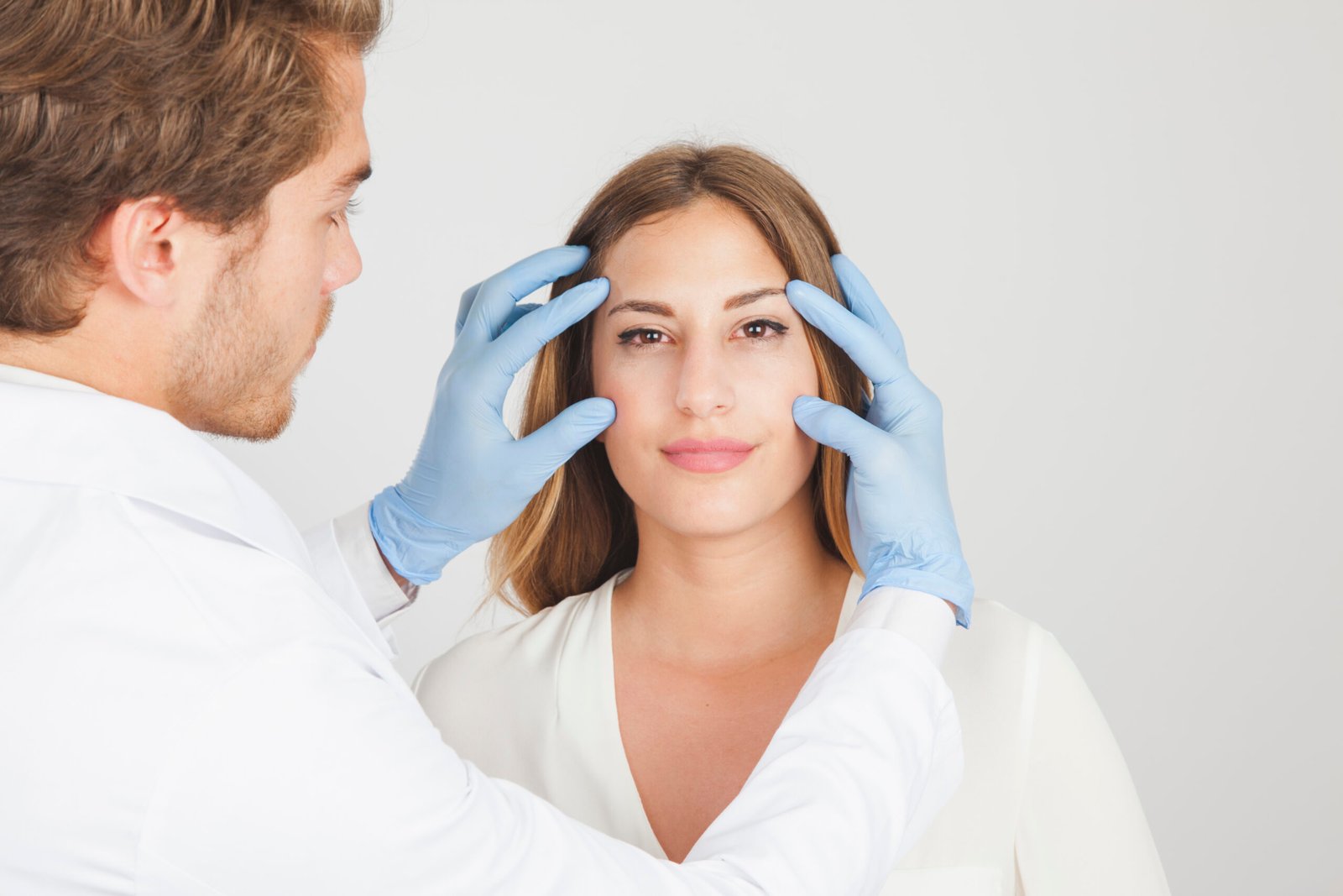 Lifting endoscopique des sourcils et du tiers moyen du visage chez Cayra Clinic