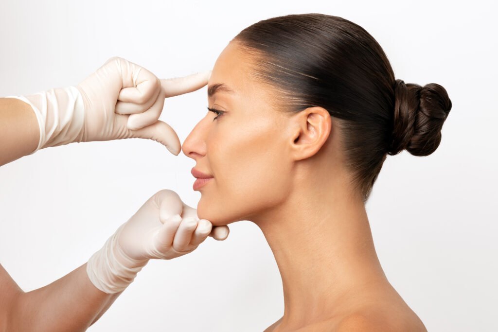 Rhinoplastie fermée pratiquée entièrement à l intérieur des narines