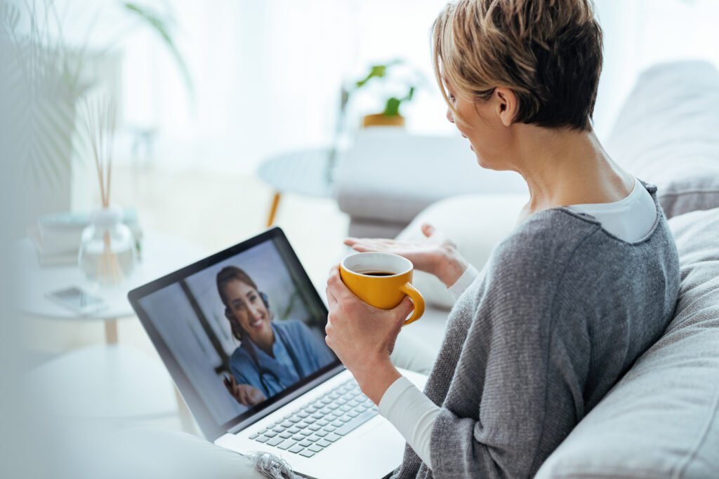 Consultation de suivi post-opératoire en ligne avec l'équipe de Cayra Clinic