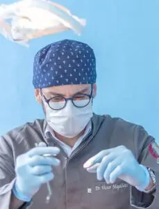 Médecin portant des gants et un masque